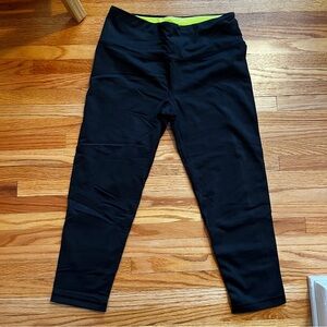 Victoria’s Secret knockout capri tights